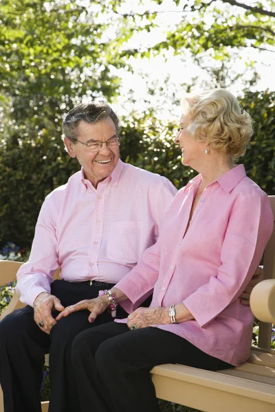 Äldre par på bänk. — Stockfoto