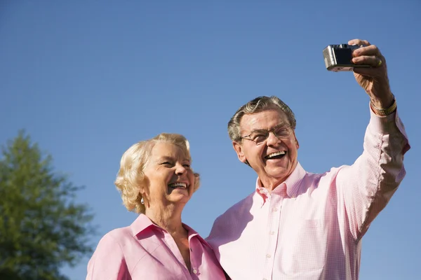 Äldre par med bild. — Stockfoto