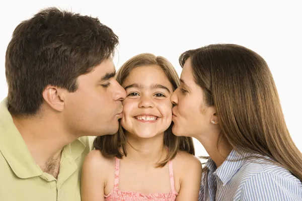 Föräldrar kyssas dotter. — Stockfoto