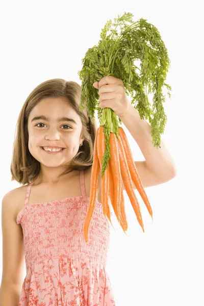 Menina segurando cenouras . — Fotografia de Stock