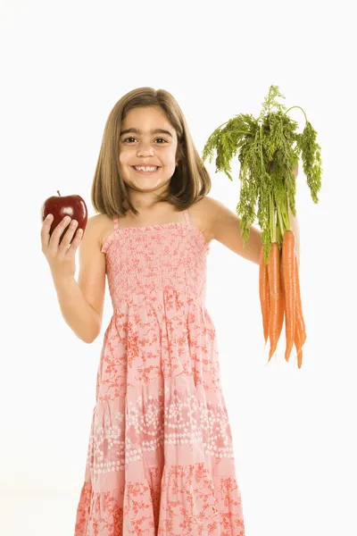Flicka anläggning grönsaker. — Stockfoto