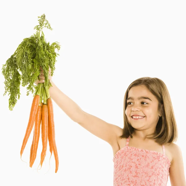 Mädchen hält Karotten in der Hand. — Stockfoto