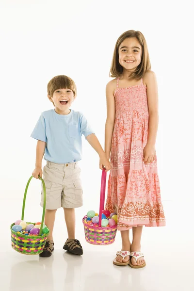 Děti s velikonoční košíky. — Stock fotografie
