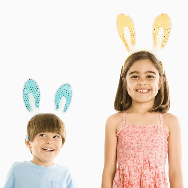 Bambini nelle orecchie di coniglio . — Foto Stock