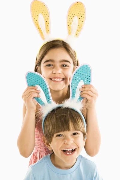 Crianças em orelhas de coelho . — Fotografia de Stock