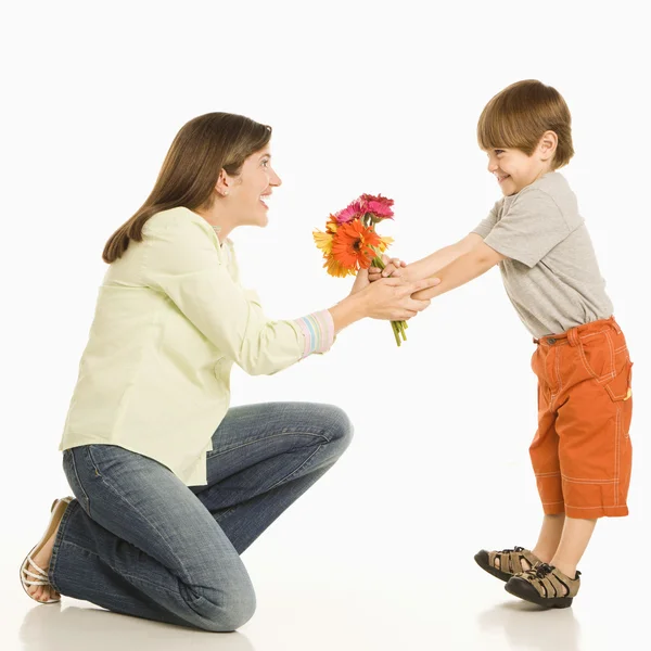 Filho dando flores mãe . — Fotografia de Stock