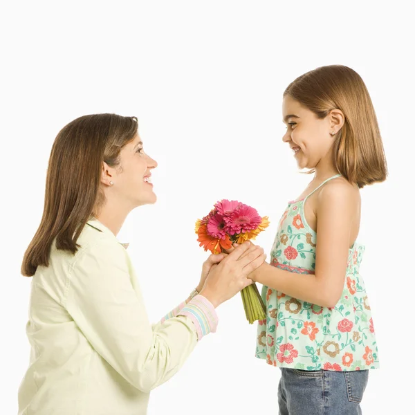 Δίνοντας λουλούδια μητέρα κόρη. — Φωτογραφία Αρχείου