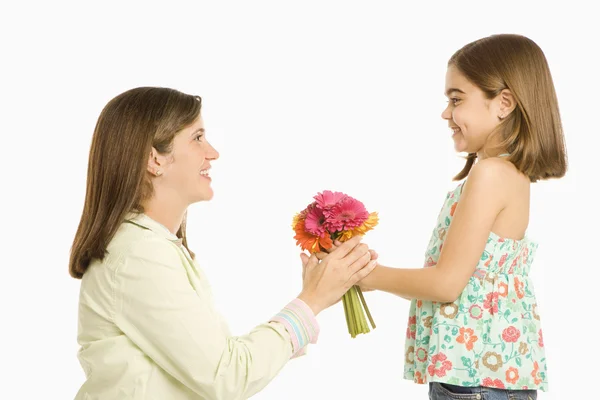 Menina dando flores mãe . — Fotografia de Stock