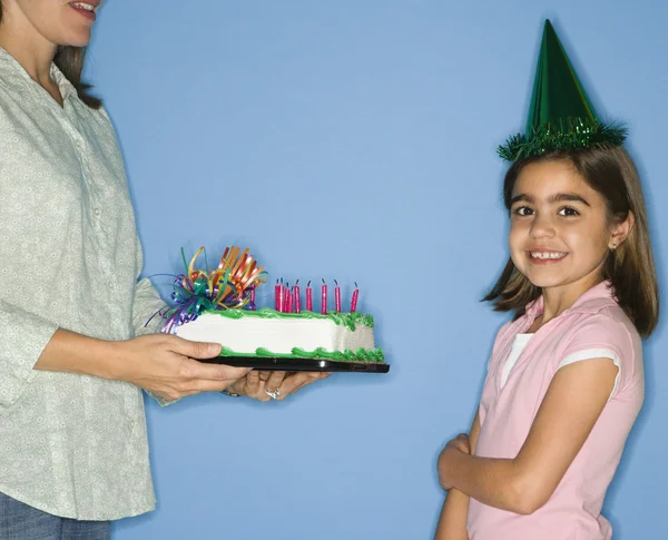 Dívka získávání narozeninový dort. — Stock fotografie