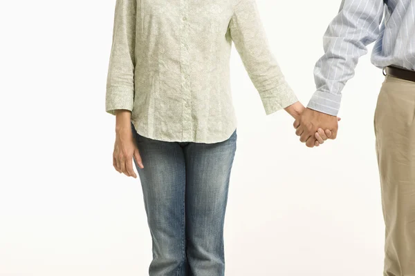 Par som håller varandra i handen. — Stockfoto
