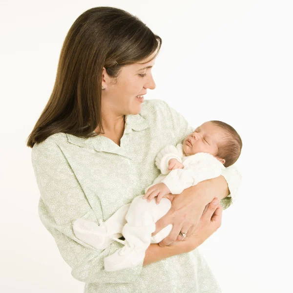 Matka drží dítě. — Stock fotografie
