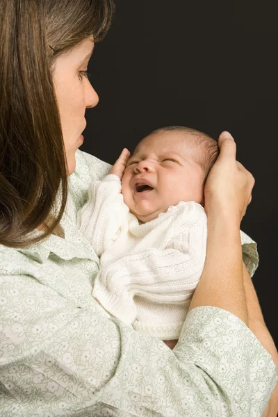 Madre sosteniendo llorando bebé . —  Fotos de Stock