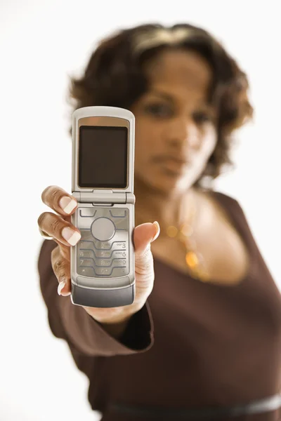 Mulher segurando celular . — Fotografia de Stock