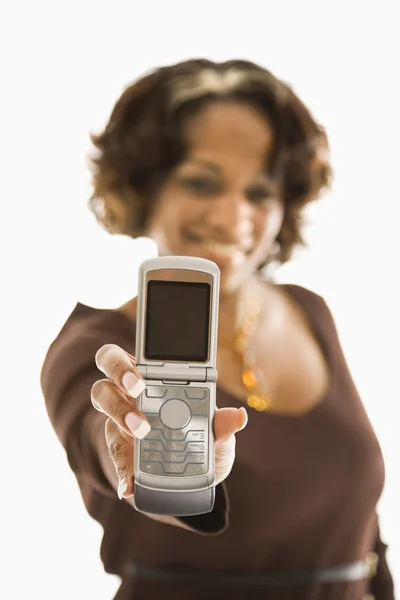 Mujer sosteniendo teléfono celular . — Foto de Stock