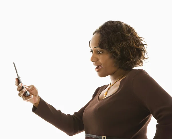 Kvinna med mobiltelefon. — Stockfoto