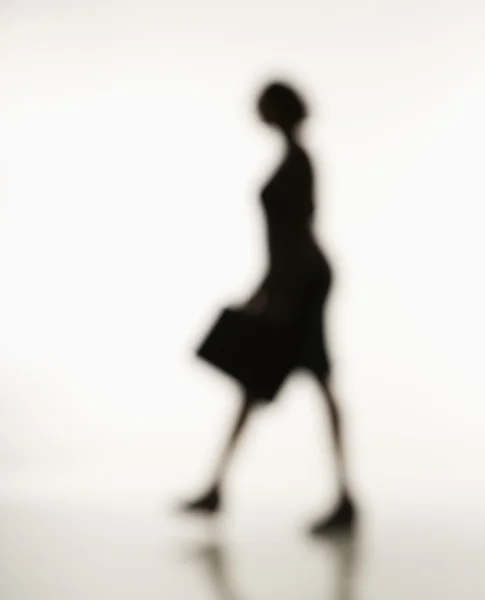 Geschäftsfrau zu Fuß. — Stockfoto