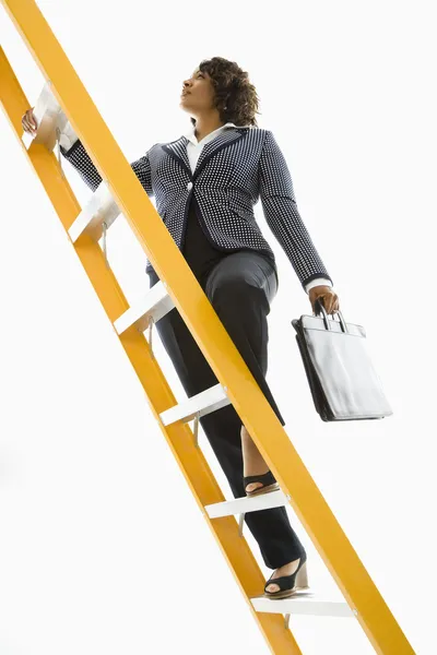 Affärskvinna klättra stege. — Stockfoto
