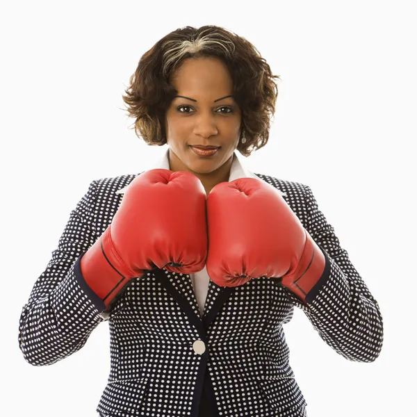 Mulher de negócios em luvas de boxe . — Fotografia de Stock