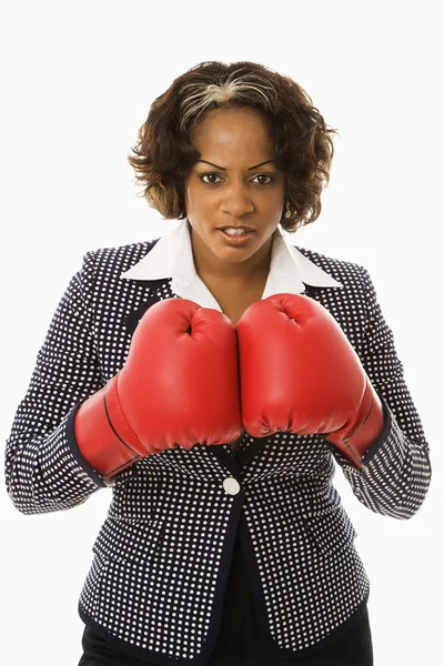 Mulher de negócios em luvas de boxe . — Fotografia de Stock