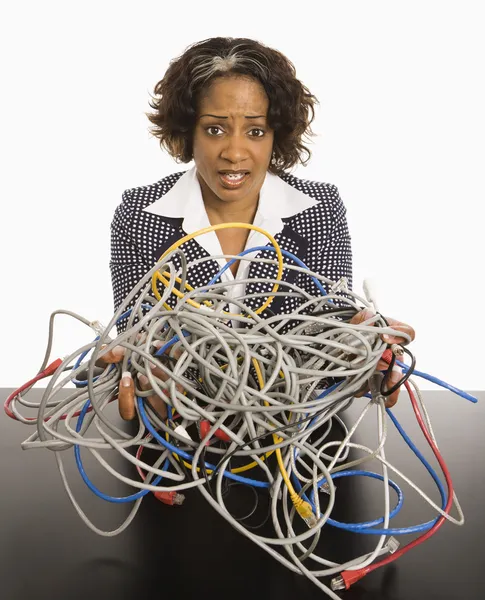 Femme d'affaires avec cordons d'ordinateur . — Photo