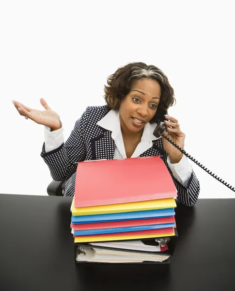 Kvinnan som arbetar på kontoret. — Stockfoto
