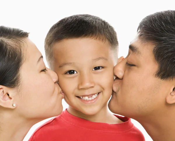 Rodziców całując syna. — Zdjęcie stockowe