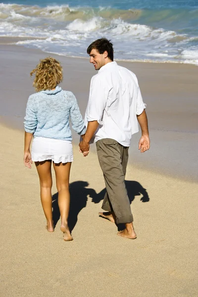 Par på stranden. Royaltyfria Stockbilder