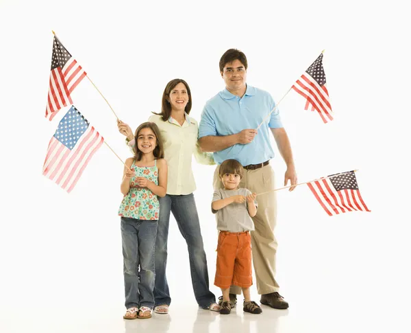 Familia sosteniendo banderas americanas . Imagen de archivo