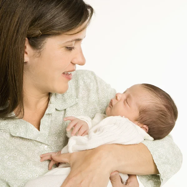 Sorrindo mãe segurando bebê . Fotografias De Stock Royalty-Free