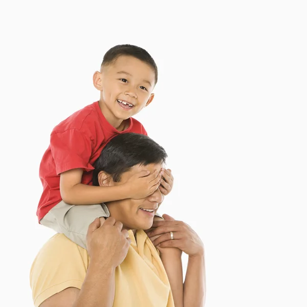 Zoon op vaders schouders. — Stockfoto