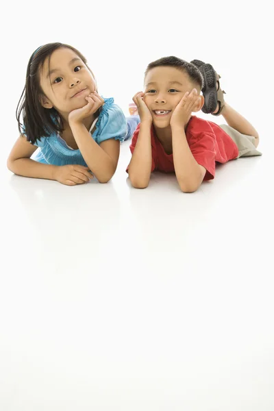 Aziatische meisje en jongen. — Stockfoto