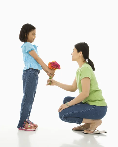 Дівчина дарує мамі квіти . — стокове фото