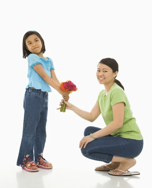 Dochter geven moeder bloemen. — Stockfoto