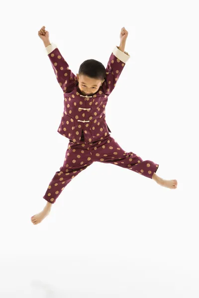 Niño saltando . — Foto de Stock