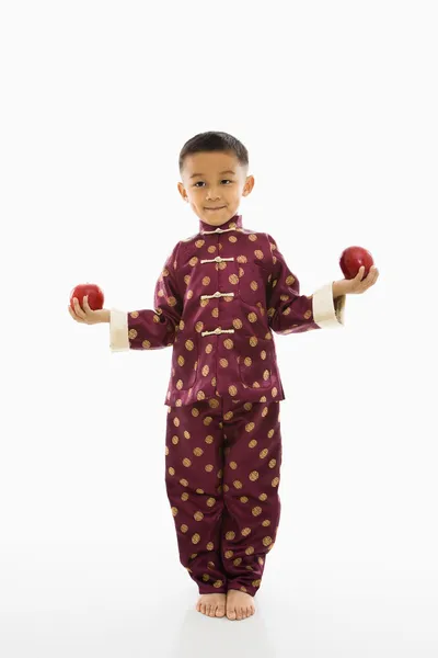 Хлопчик холдингу яблука . — стокове фото