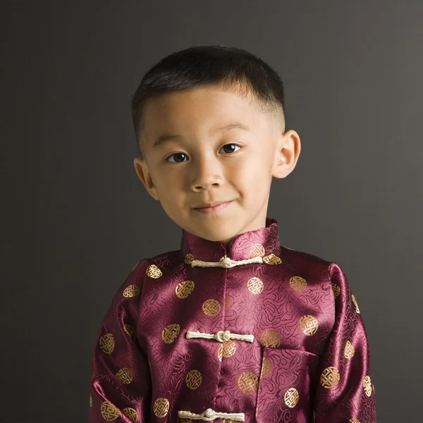 Azjatycki chłopiec w tradycyjnych strojach. — Zdjęcie stockowe