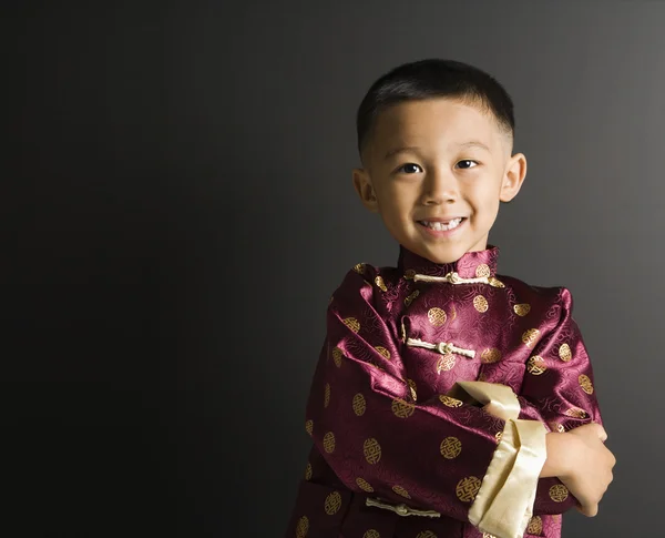 Улыбающийся азиатский мальчик . — стоковое фото