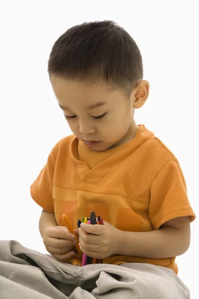Niño sosteniendo crayones . — Foto de Stock