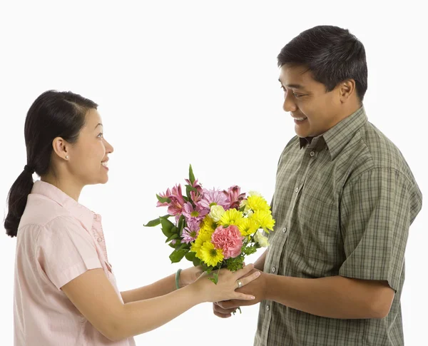 Man giving woman flowers. — Stock Photo, Image