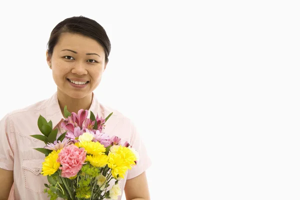 Vrouw bedrijf bloemen. — Stockfoto