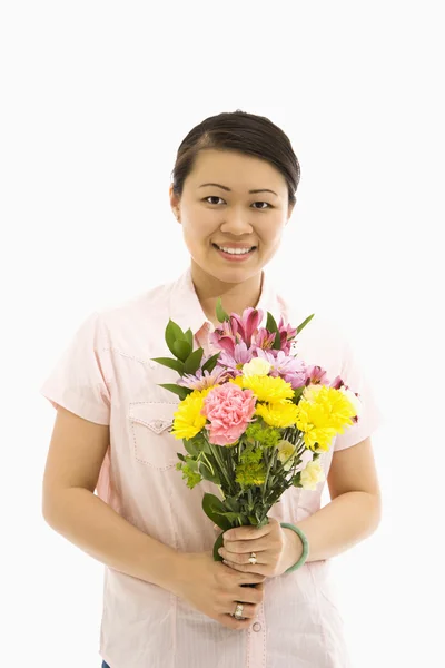 Женщина с букетом цветов . — стоковое фото