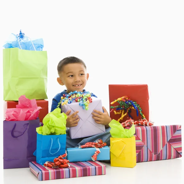 Chłopiec z prezentami. — Zdjęcie stockowe