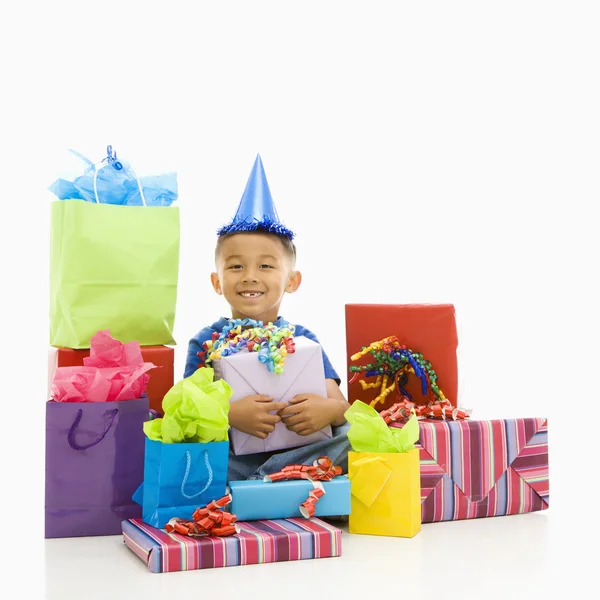 Chłopiec z prezentami. — Zdjęcie stockowe