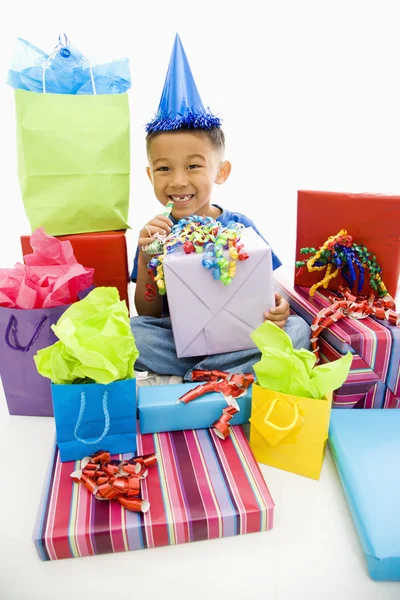 Мальчик с подарками. — стоковое фото
