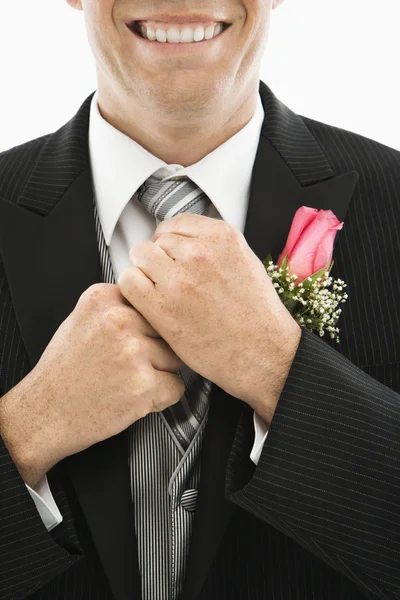 Groom ajustando sua gravata . — Fotografia de Stock