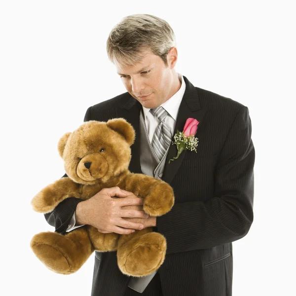 Bräutigam hält Teddybär. — Stockfoto