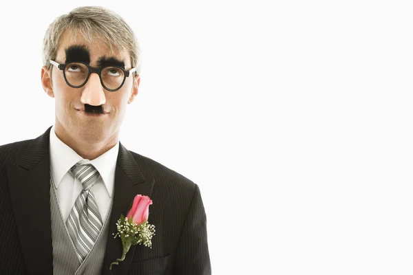 Sposo indossando occhiali groucho . — Foto Stock