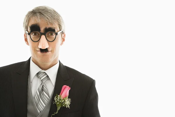 Groom portant des lunettes de groucho . — Photo