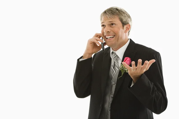 Bräutigam telefoniert. — Stockfoto