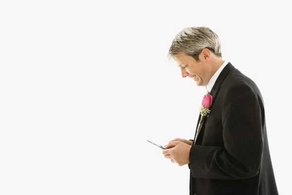 Brudgummen SMS på mobiltelefon. — Stockfoto